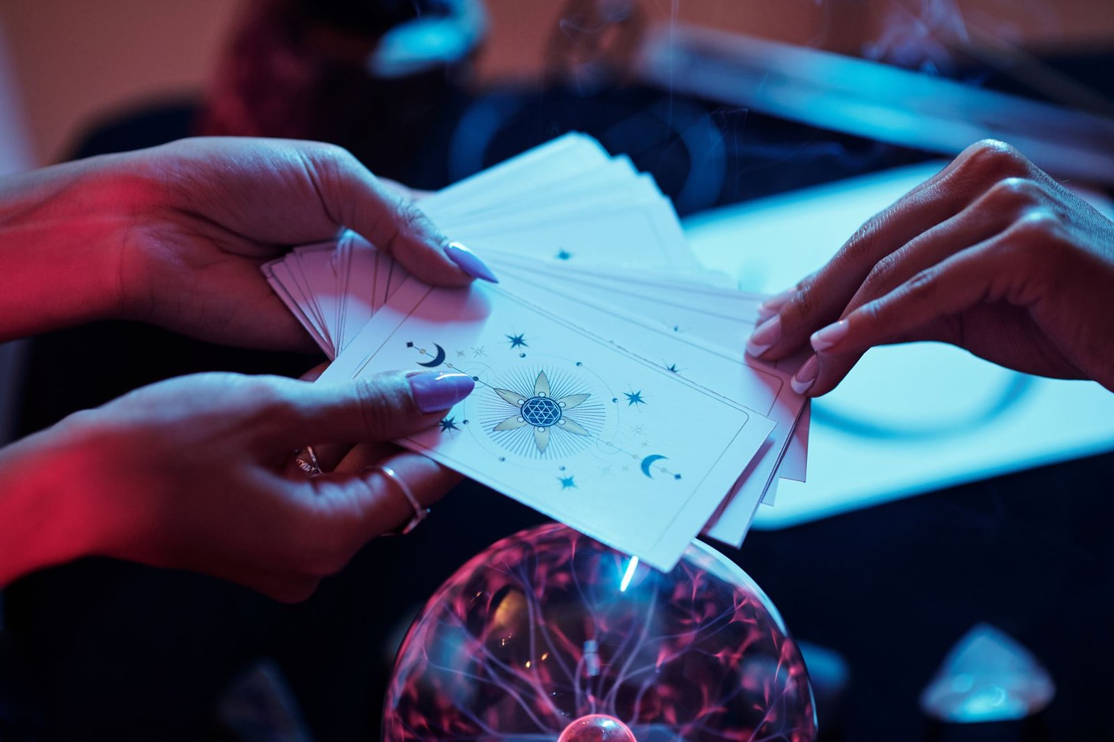 Closeup image of fortune teller asking female client to take card from spread Lectura de Tarot 4 preguntas concretas TELEFONICA - Imagen 1